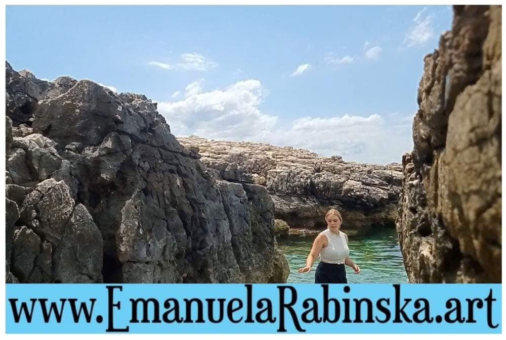Emanuela Rabińska na fotografii do teledysku utworu muzycznego Les papillons. Emanuela Rabińska na fotografii do teledysku utworu muzycznego Les papillons.