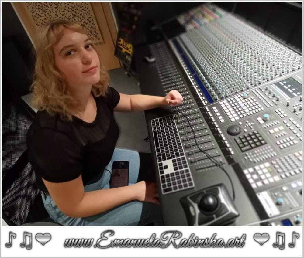 Emanuela Rabinska podczas ustawiania dzwieku w studio na mikserze audio Emanuela Rabinska podczas ustawiania dzwieku w studio na mikserze audio