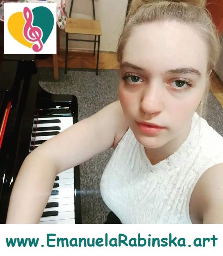 Emanuela kompozytorka podczas gry na pianinie Szkoła Muzyczna w Częstochowie. Emanuela kompozytorka podczas gry na pianinie Szkoła Muzyczna w Częstochowie.
