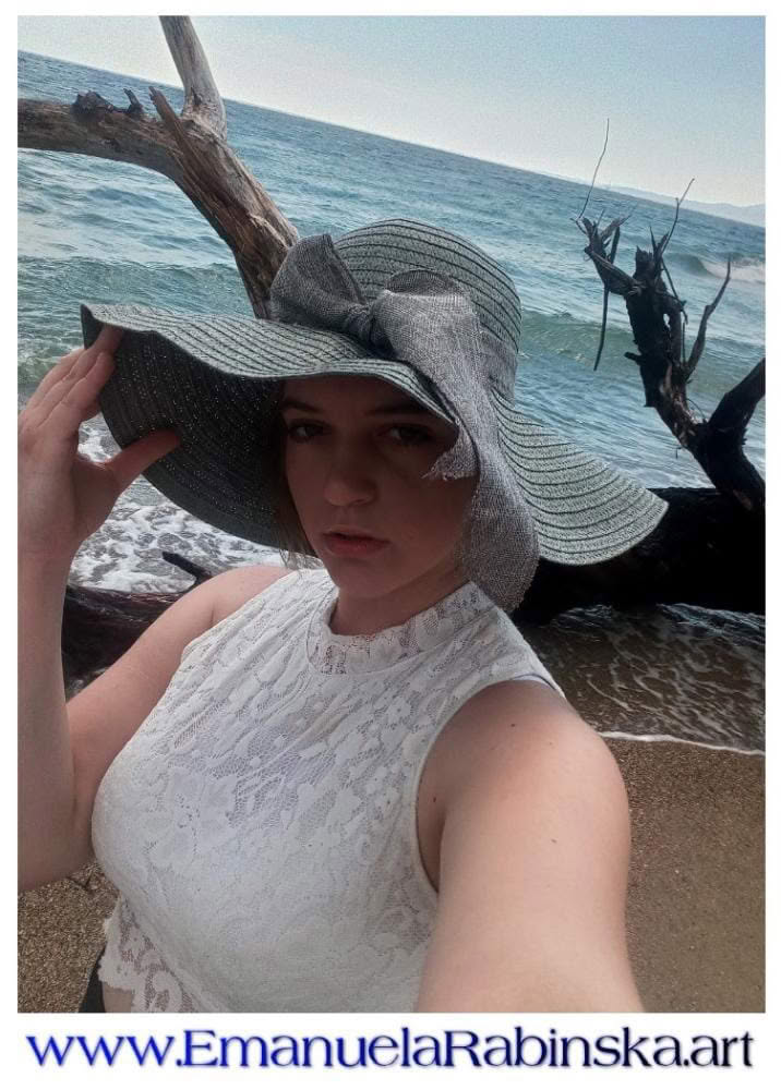Klavierspielerin und Liedermacherin Emanuela Rabińska auf den Fotos zum Musikvideo zum Lied Les papillons. Klavierspielerin und Liedermacherin Emanuela Rabińska auf den Fotos zum Musikvideo zum Lied Les papillons.
