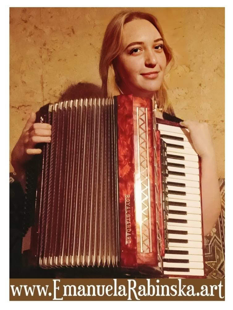 Kompozytorka Emanuela Rabinska podczas gry na akordeonie Kompozytorka Emanuela Rabinska podczas gry na akordeonie