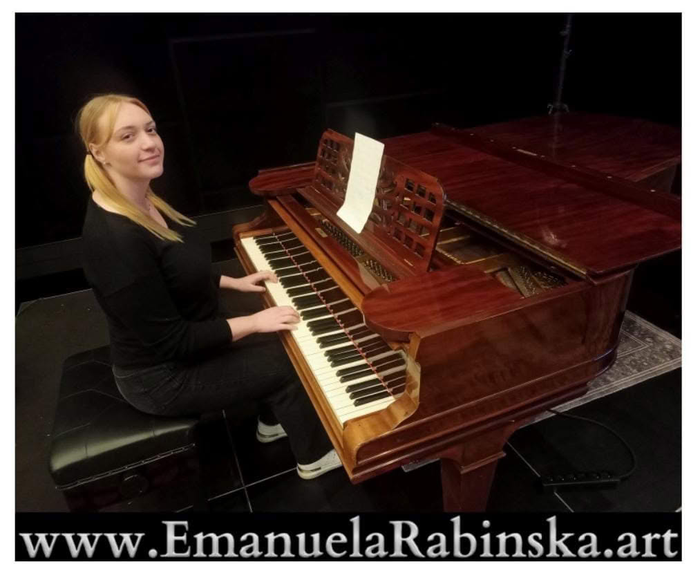 Kompozytorka Emanuela Rabinska podczas gry na fortepianie w Studio Radio Opole Kompozytorka Emanuela Rabinska podczas gry na fortepianie w Studio Radio Opole