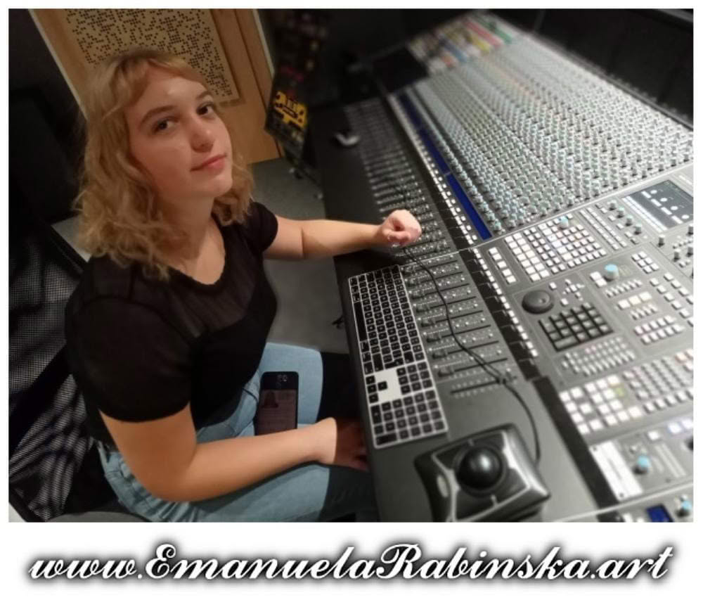 Kompozytorka Emanuela Rabińska podczas nagrywania dźwięku do piosenki Called Angel w studio Radio Katowice. Kompozytorka Emanuela Rabińska podczas nagrywania dźwięku do piosenki Called Angel w studio Radio Katowice.