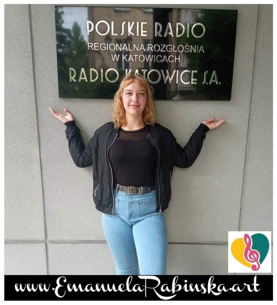 Kompozytorka Emanuela podczas pracy nad najnowszym utworem muzycznym Called Angel Radio Katowice. Kompozytorka Emanuela podczas pracy nad najnowszym utworem muzycznym Called Angel Radio Katowice.
