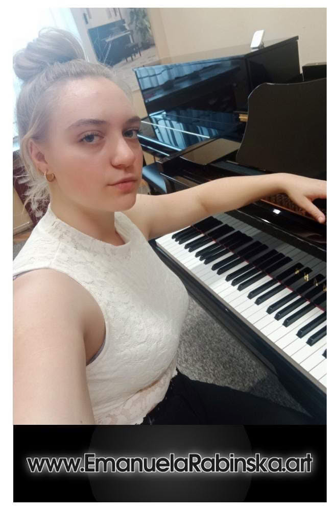 Kompozytorka i pianistka Emanuela. Kompozytorka i pianistka Emanuela.