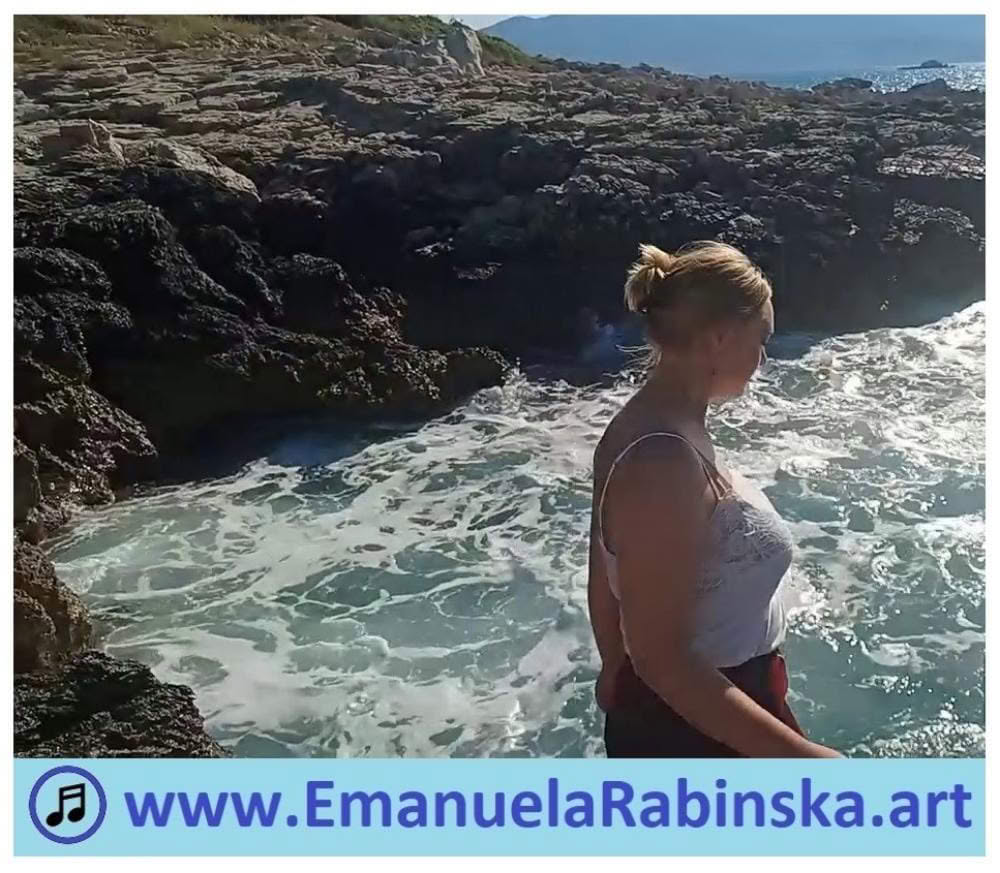 Pianistka Emanuela Rabińska na fotografii użytej do teledysku do piosenki Les papillons. Pianistka Emanuela Rabińska na fotografii użytej do teledysku do piosenki Les papillons.
