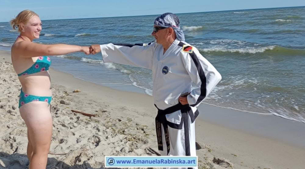 Pianistka Emanuela Rabińska spotkanie z wielkim mistrzem taekwondo Panen Wojciechem Dolnym. Pianistka Emanuela Rabińska spotkanie z wielkim mistrzem taekwondo Panen Wojciechem Dolnym.