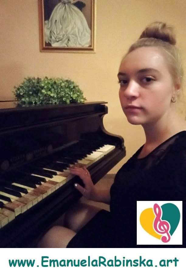 Pianistka Emanuela podczas gry na fortepianie księcia Gustava. Pianistka Emanuela podczas gry na fortepianie księcia Gustava.