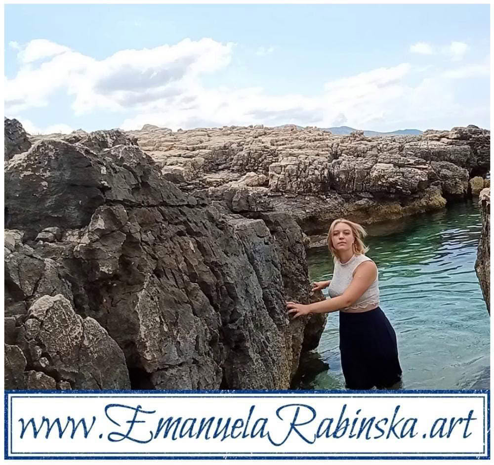 Piosenkarka Emanuela Rabińska na fotografii do teledysku piosenki Les papillons. Piosenkarka Emanuela Rabińska na fotografii do teledysku piosenki Les papillons.