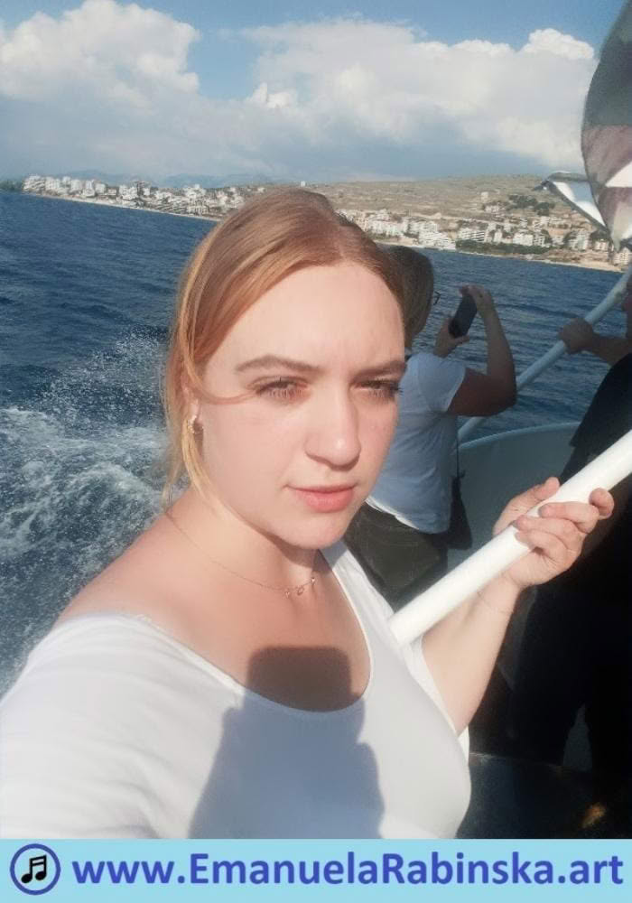 Piosenkarka Emanuela Rabińska na fotografii użytej do teledysku do piosenki Les papillons. Piosenkarka Emanuela Rabińska na fotografii użytej do teledysku do piosenki Les papillons.