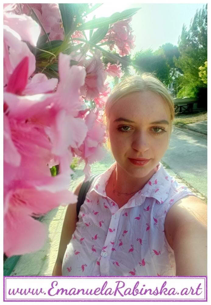 Piosenkarka Emanuela Rabińska na fotografii z planu nagrania wideoklipu do utworu własnego Les papillons w Albanii. Piosenkarka Emanuela Rabińska na fotografii z planu nagrania wideoklipu do utworu własnego Les papillons w Albanii.