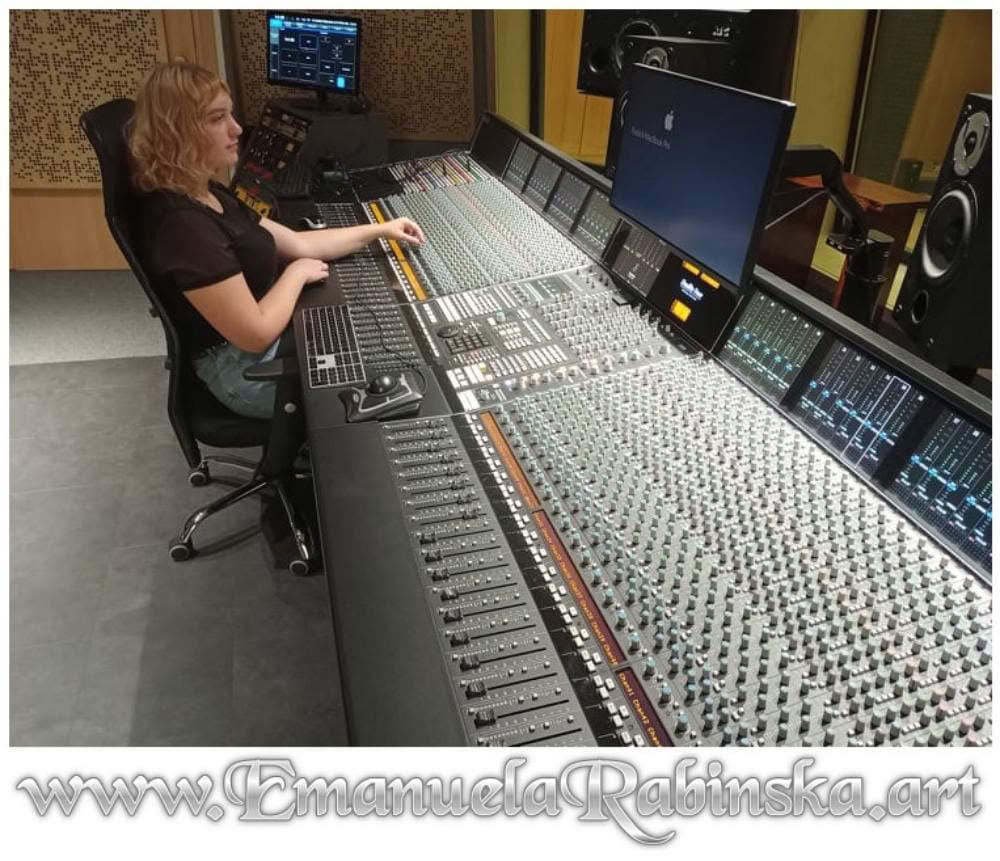 Piosenkarka Emanuela Rabińska podczas nagrania muzyki w studio Radio Katowice. Piosenkarka Emanuela Rabińska podczas nagrania muzyki w studio Radio Katowice.