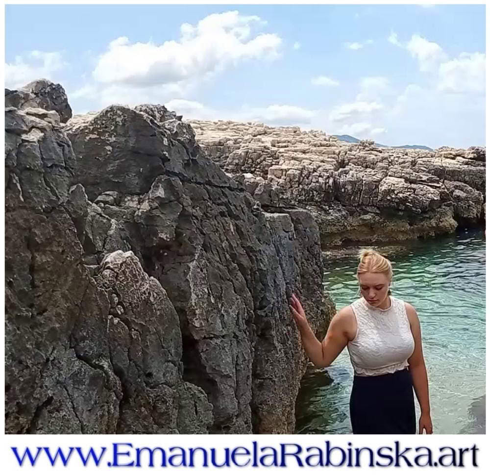 Sängerin Emanuela Rabińska auf den Fotos zum Musikvideo zum Lied Les papillons. Sängerin Emanuela Rabińska auf den Fotos zum Musikvideo zum Lied Les papillons.