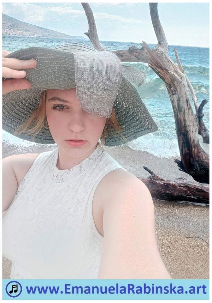 Solistka Emanuela Rabinska na fotografii użytej do wideoklipu Les Papillons. Solistka Emanuela Rabinska na fotografii użytej do wideoklipu Les Papillons.