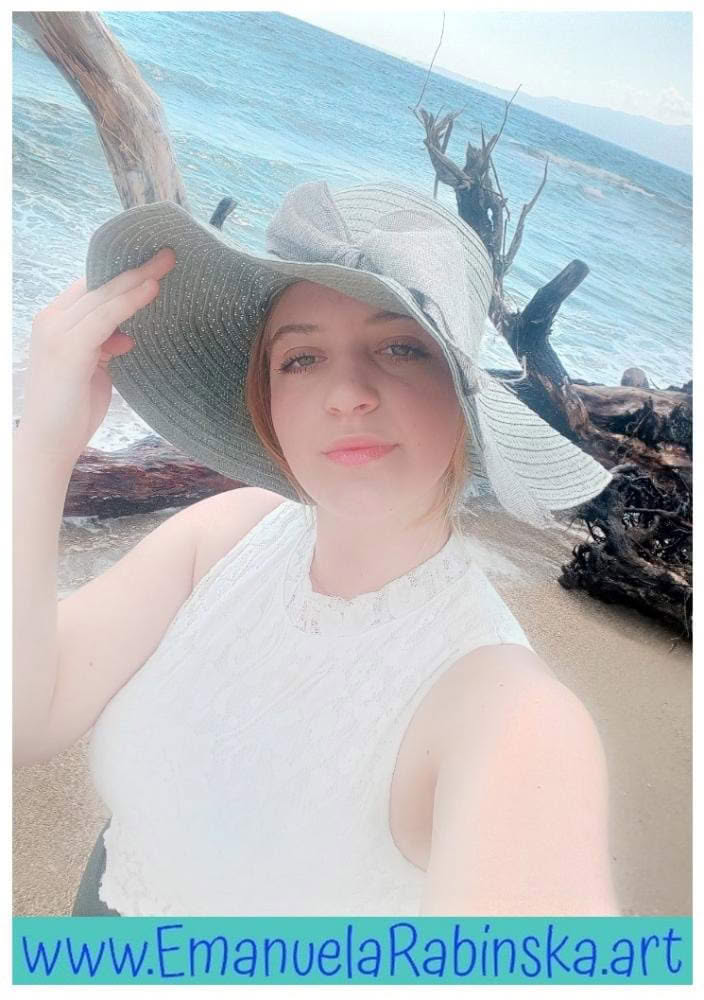 Solistka Emanuela Rabińska na fotografii użytej do wideoklipu do piosenki Les Papillons. Solistka Emanuela Rabińska na fotografii użytej do wideoklipu do piosenki Les Papillons.
