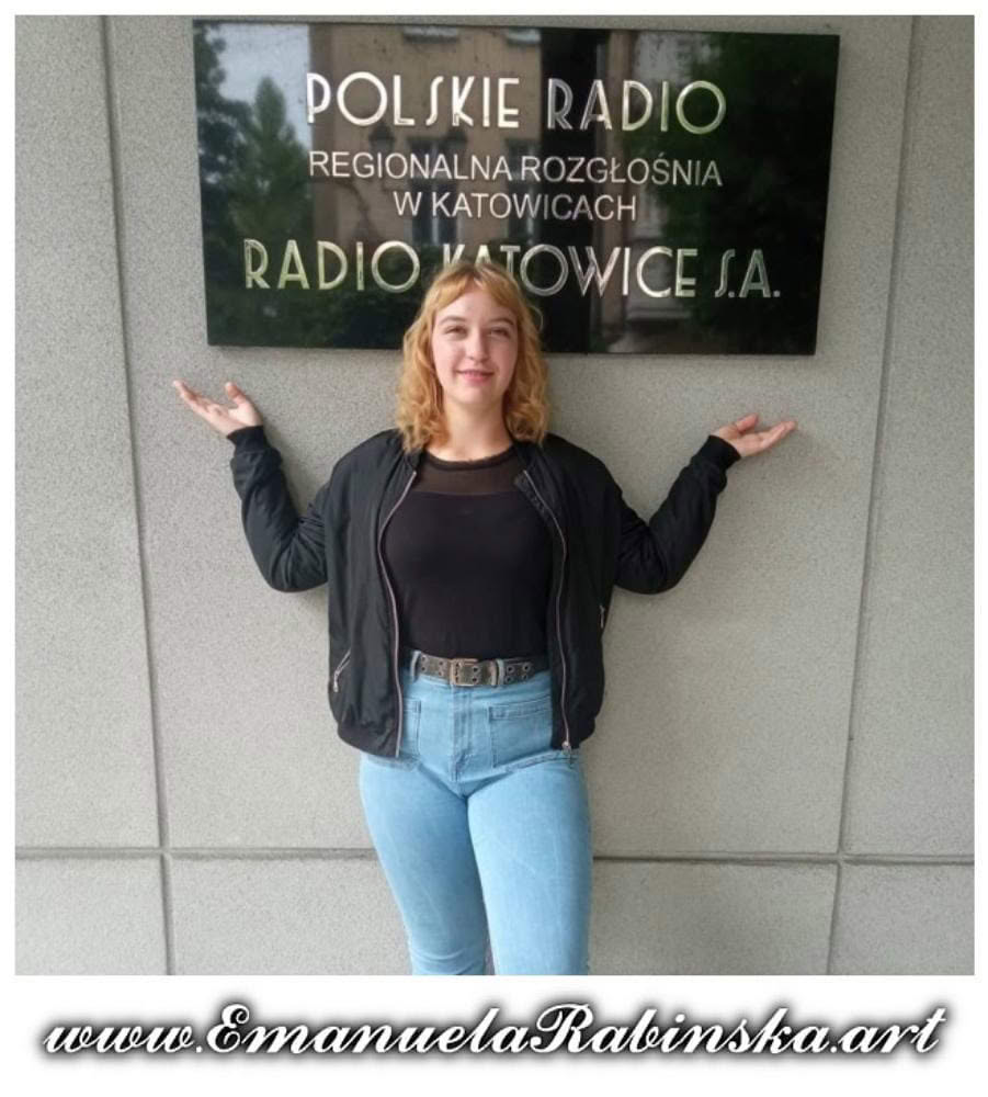 Solistka Emanuela Rabińska przed nagraniem utworu muzycznego Called Angel w studio Radio Katowice. Solistka Emanuela Rabińska przed nagraniem utworu muzycznego Called Angel w studio Radio Katowice.