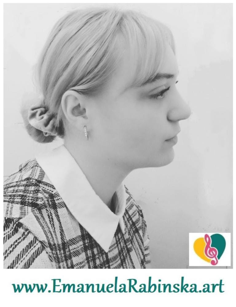 Songwriterka i kompozytorka Emanuela Rabińska. Songwriterka i kompozytorka Emanuela Rabińska.