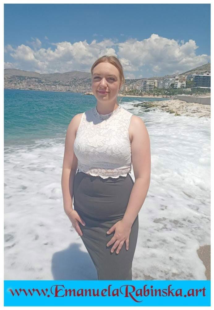 Wokalistka Emanuela Rabińska - fotografia z planu do teledysku do utworu muzycznego Les papillons. Wokalistka Emanuela Rabińska - fotografia z planu do teledysku do utworu muzycznego Les papillons.