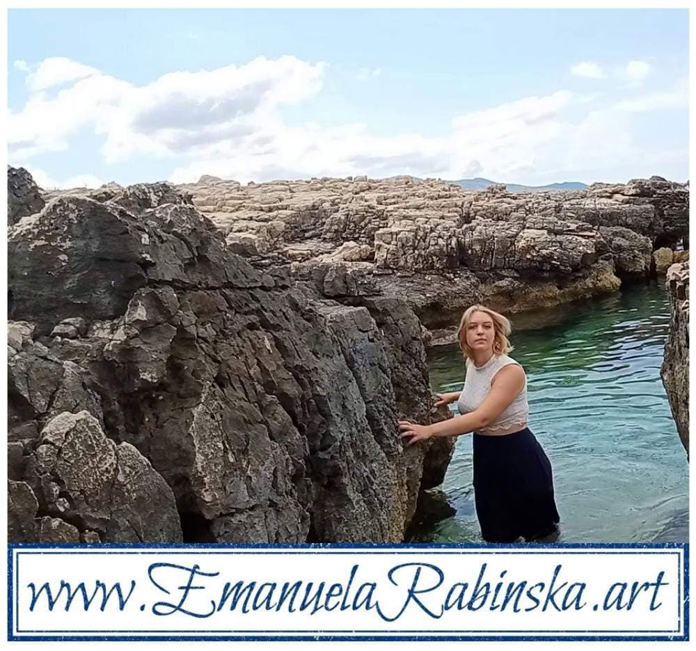 Wokalistka Emanuela Rabińska na fotografii użytej do wideoklipu do piosenki Les Papillons. Wokalistka Emanuela Rabińska na fotografii użytej do wideoklipu do piosenki Les Papillons.