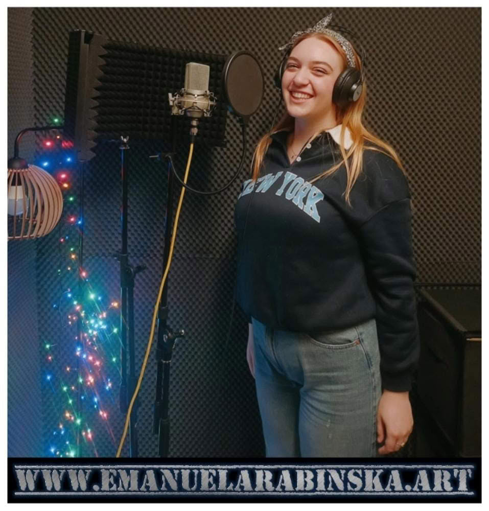 Wokalistka Emanuela Rabińska podczas nagrania wokalu w studio w Gliwicach. Wokalistka Emanuela Rabińska podczas nagrania wokalu w studio w Gliwicach.