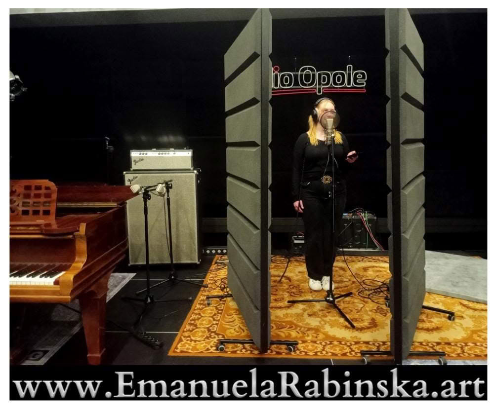 Wokalistka Emanuela Rabińska podczas nagrywania wokalu w Studio Radio Opole. Wokalistka Emanuela Rabińska podczas nagrywania wokalu w Studio Radio Opole.