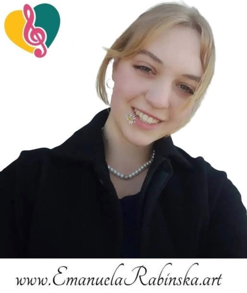 Wokalistka Emanuela na fotografii z teledysku do rapu Aksamit. Wokalistka Emanuela na fotografii z teledysku do rapu Aksamit.