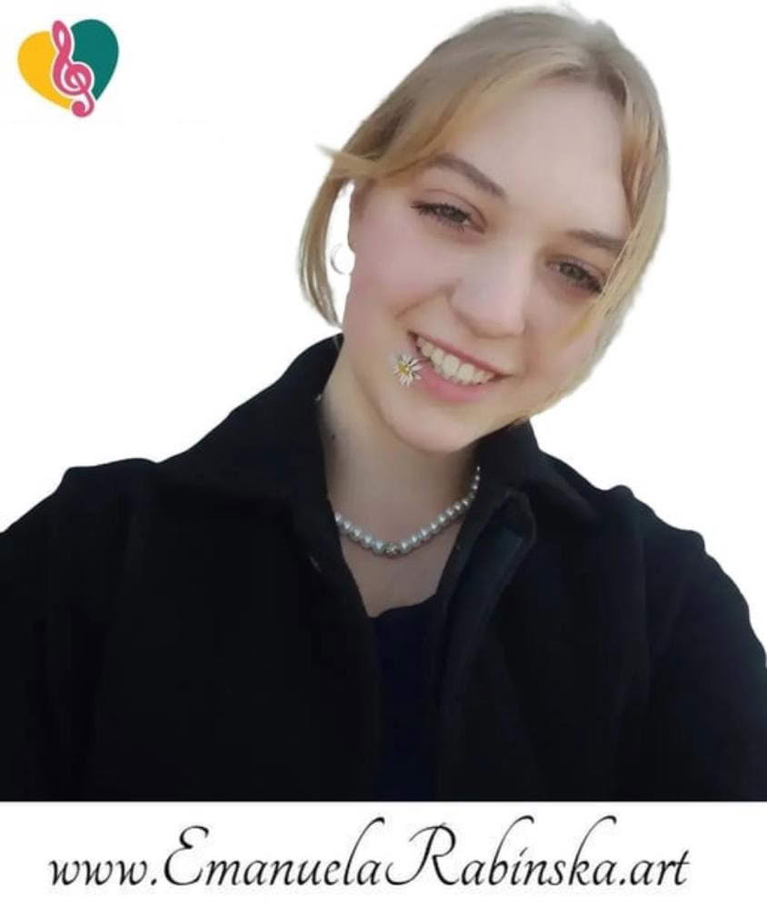 Wokalistka Emanuela na zdjęciu do videoklipu Aksamit. Wokalistka Emanuela na zdjęciu do videoklipu Aksamit.