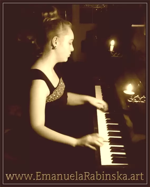 Artystka Rabinska Emanuela podczas gry na fortepianie.