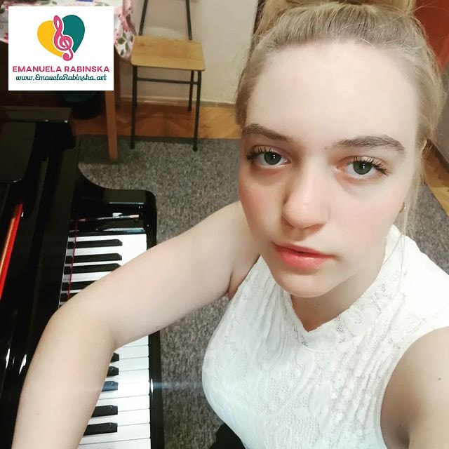 Kompozytorka Emanuela podczas gry na pianinie. Szkoła Muzyczna w Częstochowie.