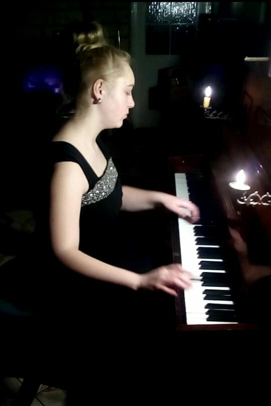 Emanuela-polska kompozytorka, piosenkarka, tworca tekstow. Gra na pianinie.