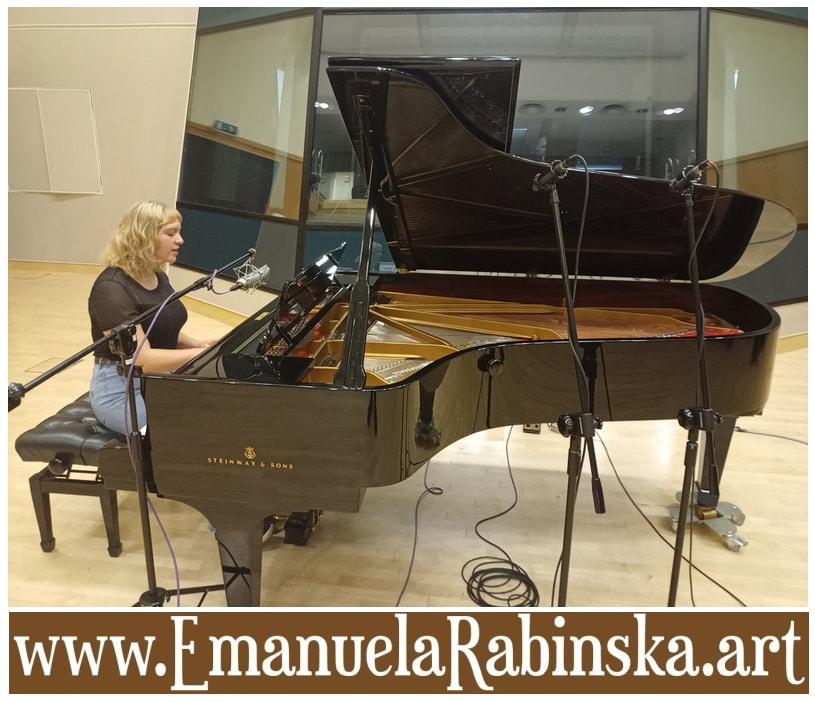 Emanuela Rabinska podczas odgrywania akompaniamentu na fortepianie w profesjonalnym studio nagran.