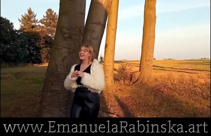 Die Pianistin Emanuela abgebildet aus dem Musikvideo zu ihrem eigenen Musikstück: Chanson de geste.