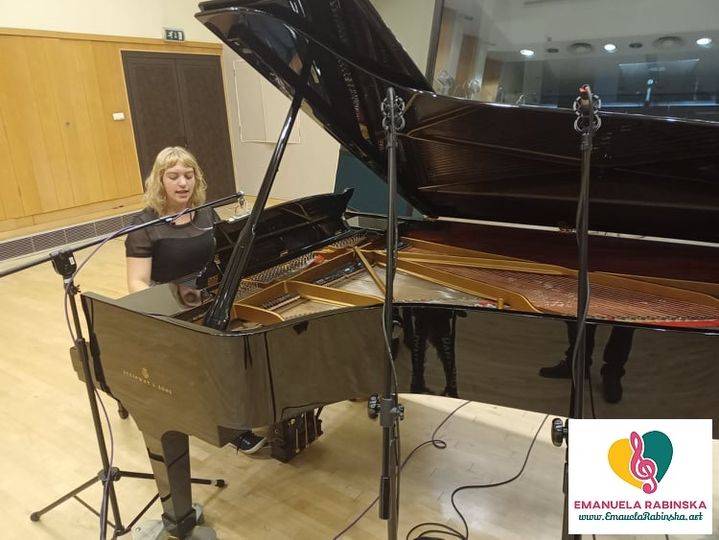 Pianistka Emanuela podczas nagrywania scieżki dzwiękowej  w studio Radio Katowice.