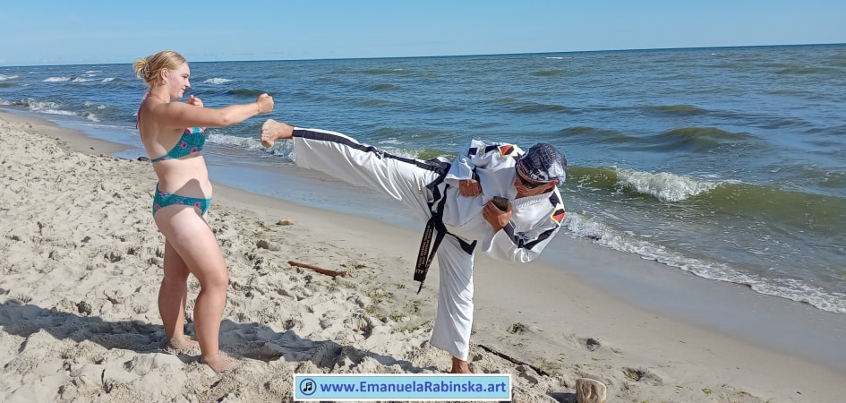 Solistka Emanuela Rabinska podczas spotkania z wielkim mistrzem taekwondo Panen Wojciechem Dolnym.