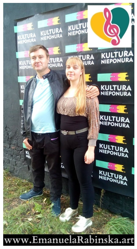 Wokalistka Emanuela przed wystepem na koncercie festiwalu Kultura Nieponura w 2020r.